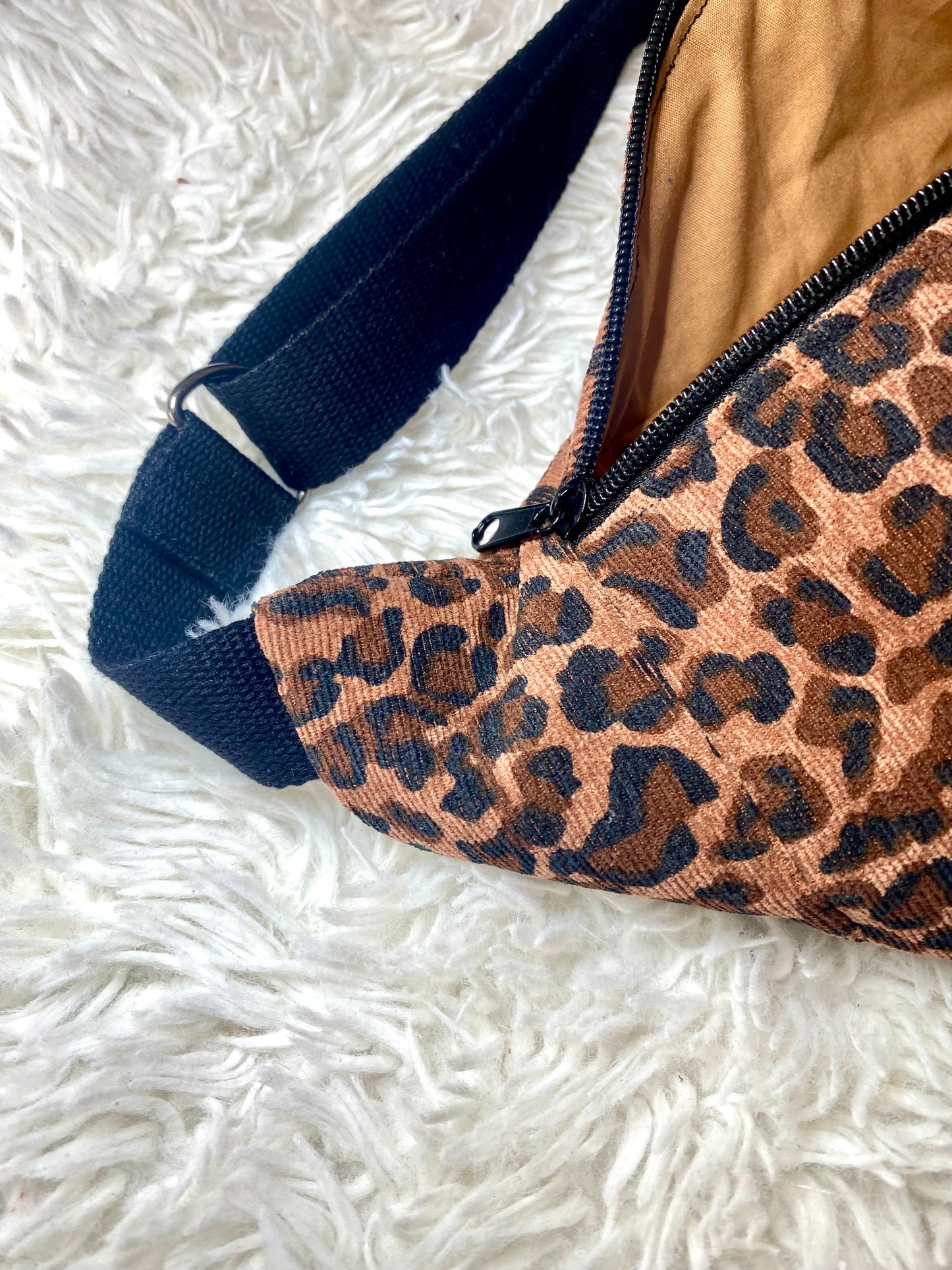 Sac banane velours milleraies léopard
