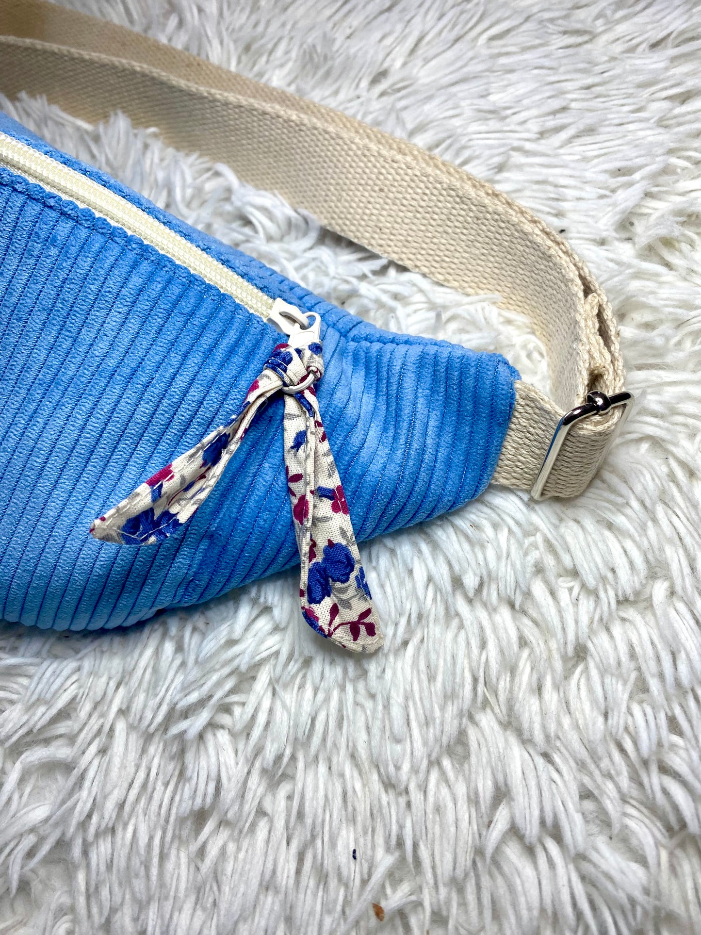Sac banane velours côtelé bleu clair